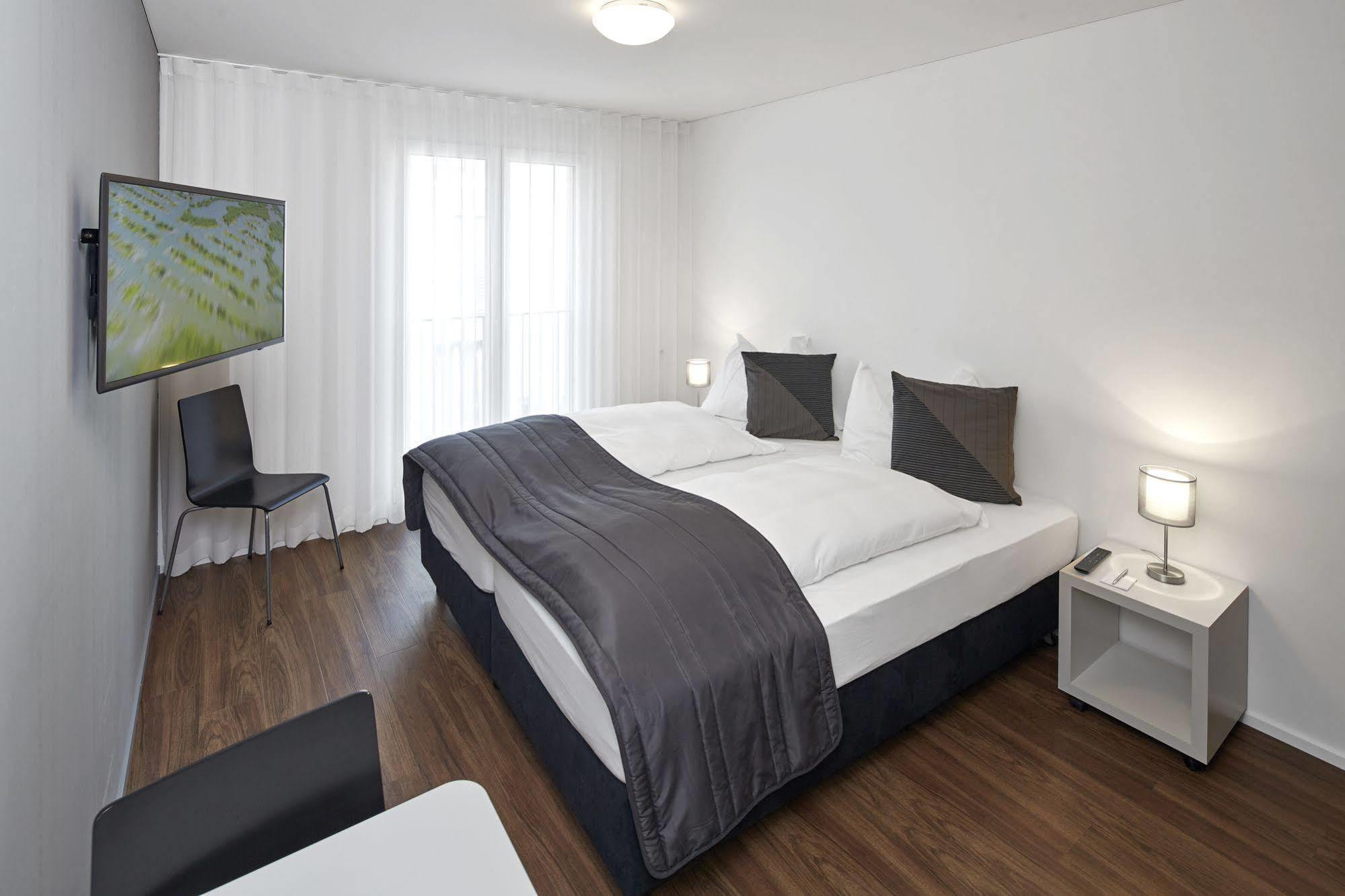 Aparthotel Baden Bagian luar foto