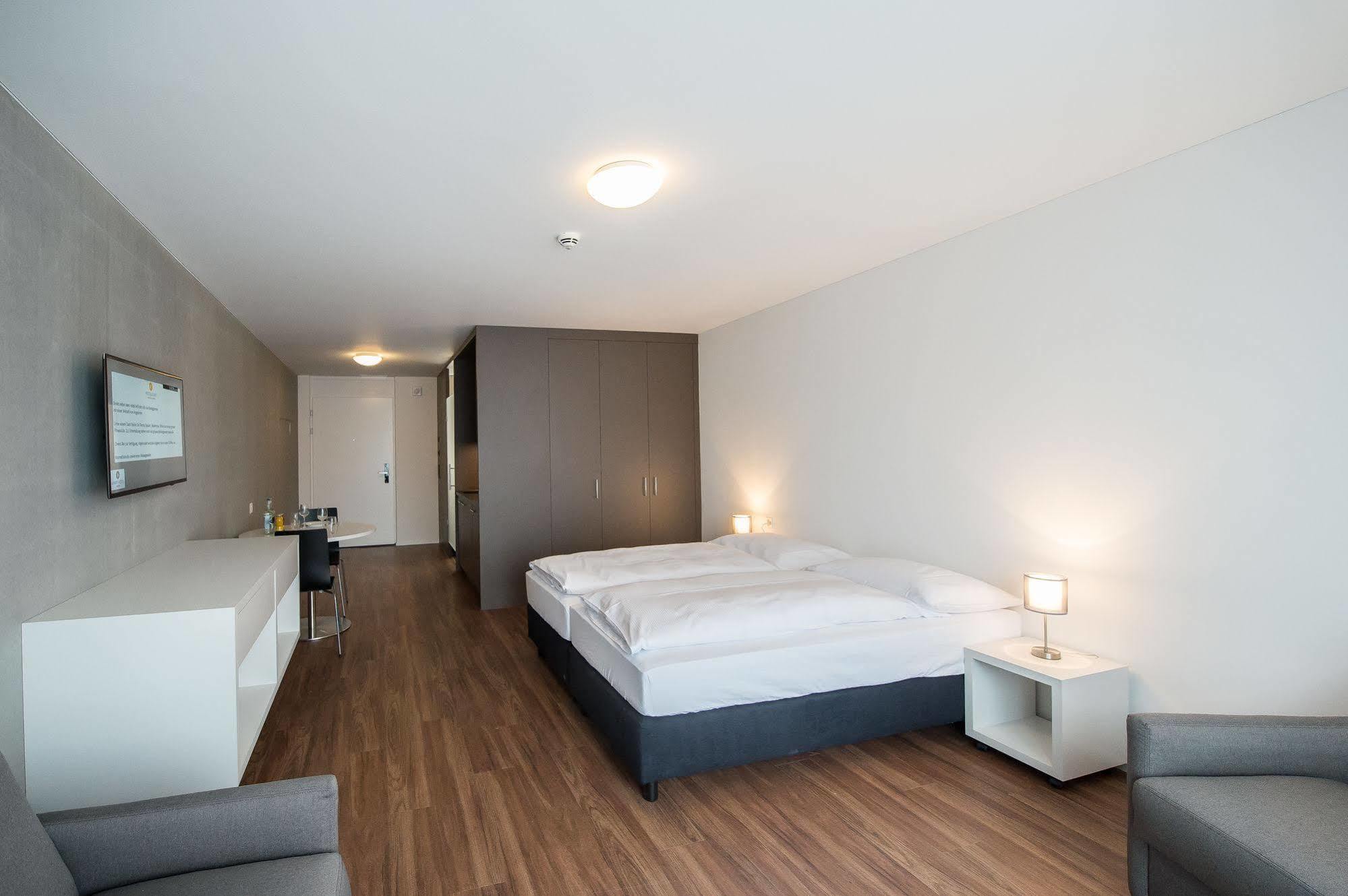Aparthotel Baden Bagian luar foto